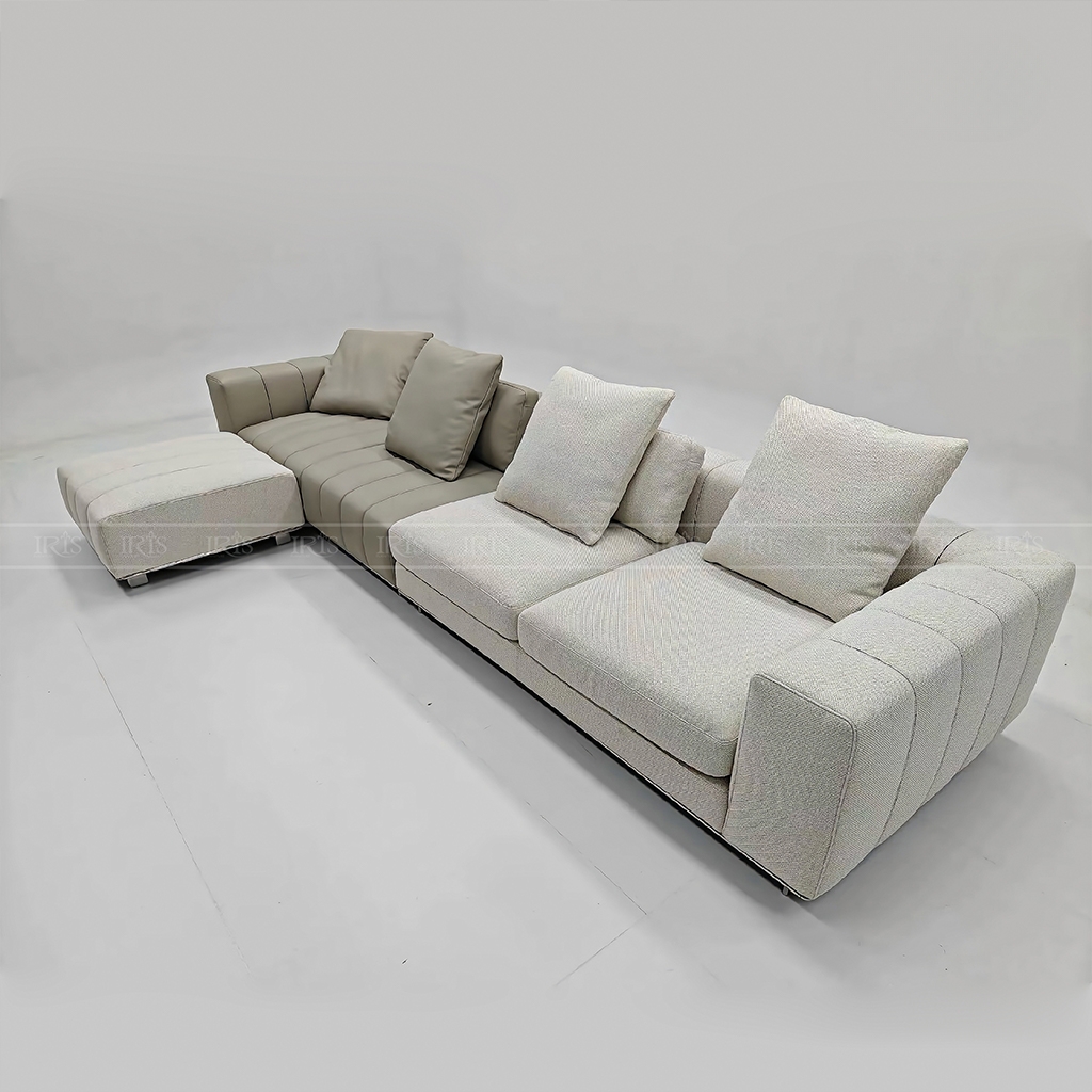 Sự kết hợp sofa chữ L và ghế đơn tạo điểm nhấn đặc biệt cho căn phòng diện tích trên 40m²